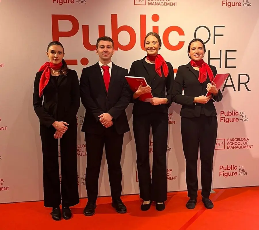 Cuatro personas del equipo de Tais Events sonriendo en un photocall