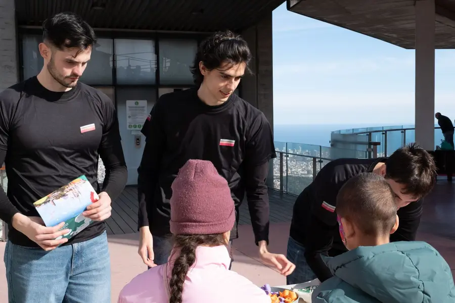 Personal de Tais Events atendiendo a familias en el Tibidabo